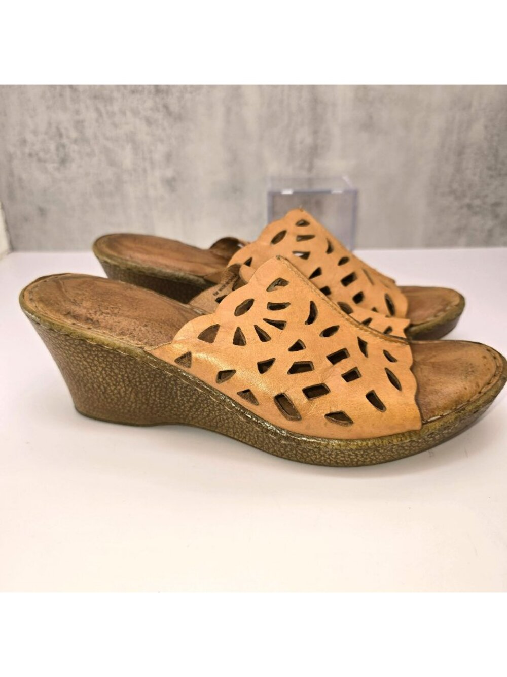 Born Tan Leather Cutout Wedge Sandals Rubber Heels Womens Size 8 JJ4415